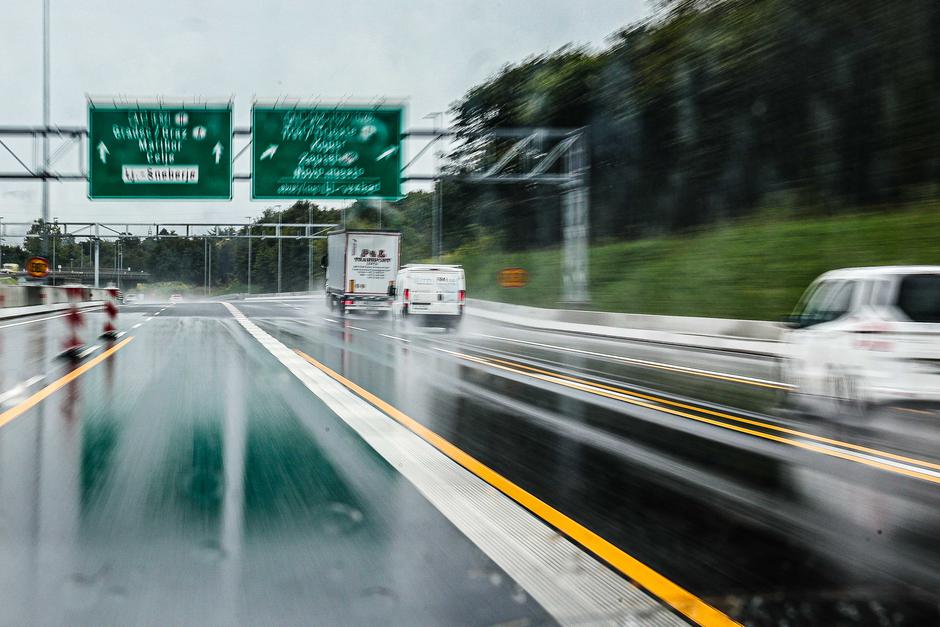 promet avtocesta vožnja dež | Avtor: Saša Despot