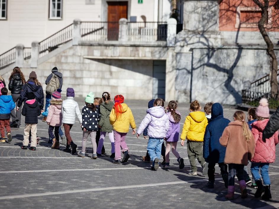 otroci na sprehodu