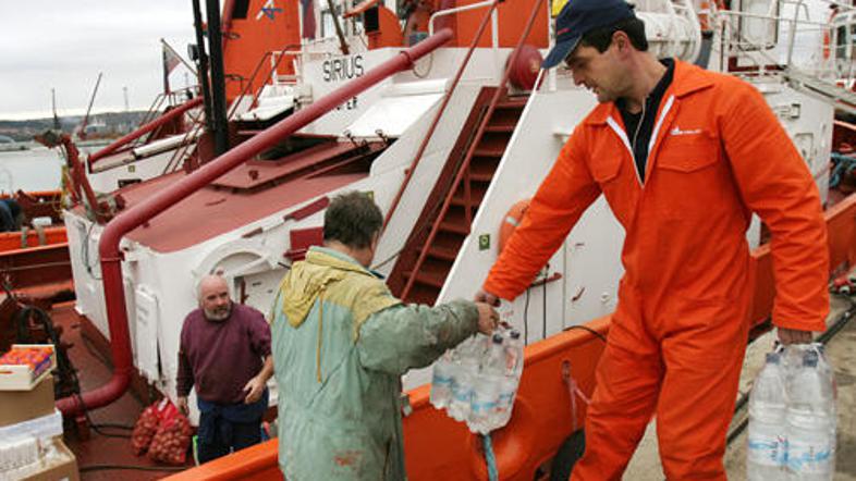 Mornarji so dobili nekaj hrane in vode.