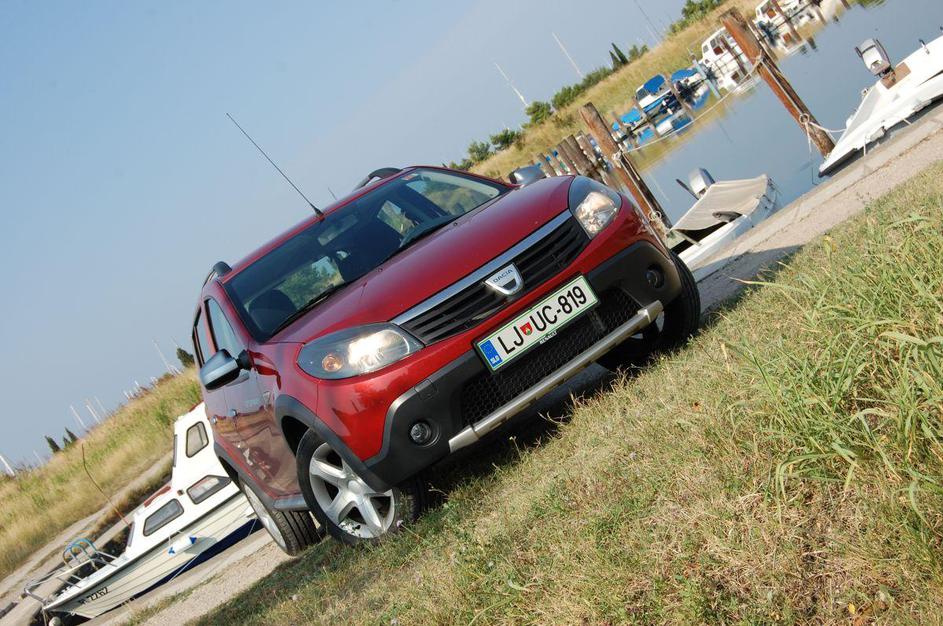 Prtljažni prostor je enak kot pri sanderu (320 litrov), obračalni krog je od nav