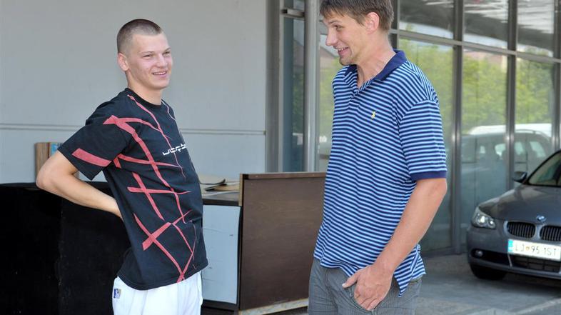Jaka Klobučar (levo) s svojim dobrim prijateljem Gašperjem Vidmarjem. (Foto: Anž
