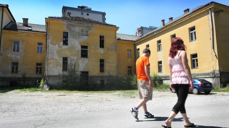 Občina Škofja Loka že dve leti v vojašnici snuje nov vrtec. Neodplačanega prenos