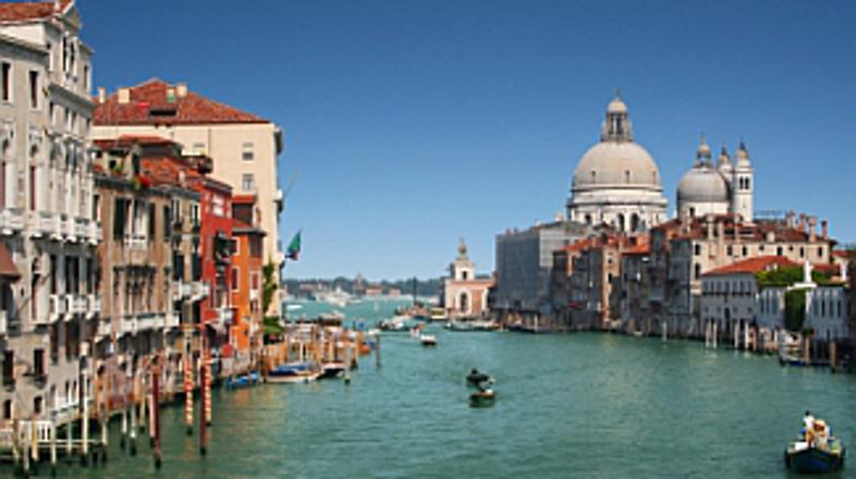 Mesto kanalov, gondol, starih palač ... in na tisoče turistov s fotoaparati v ro