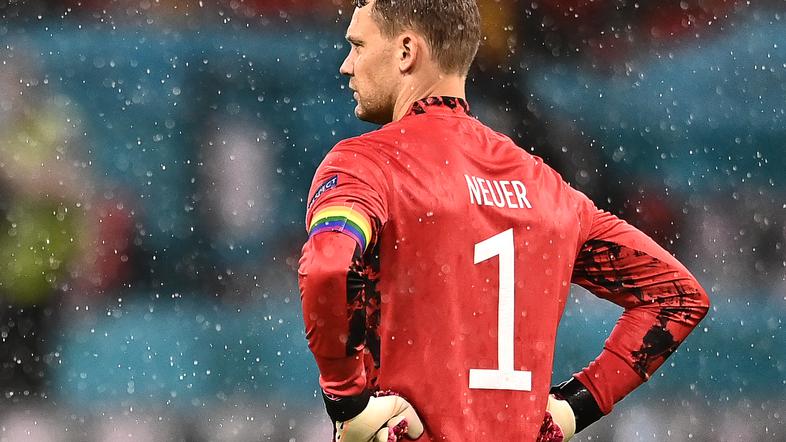 Manuel Neuer mavrični kapetanski trak