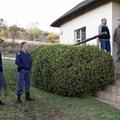 Policisti na kraju zločila v manjšem hotelu v Magaliesburgu. (Foto: Reuters)