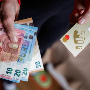 denar, bankovci, gotovina, bančna kartica