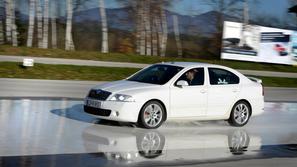 slovenija 28.11.13, gume, pnevmatike, test, test zimskih pnevmatik, policija, po