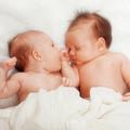 dvojčka dojenčka