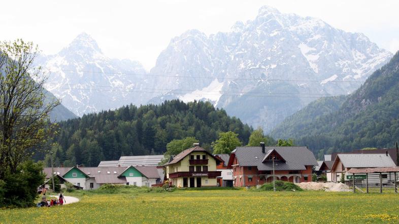 Na območju nekdanje železniške postaje v Kranjski Gori bo v prihodnjih letih zra