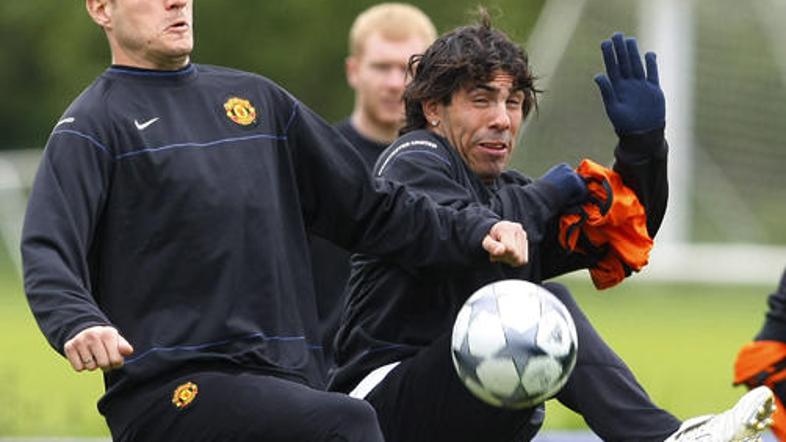 Nogometaša Manchestra Nemanja Vidić in Carlos Tevez se pripravljata na povratno 