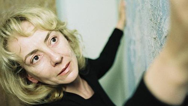 Dora se po moževi smrti znajde v čisto novih razmerah.