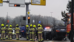 Prometna nesreča, izvoz Jarše, avto na strehi