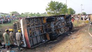 V Indiji sicer v prometnih nesrečah letno umre okoli 110.000 ljudi. Vzroki nesre