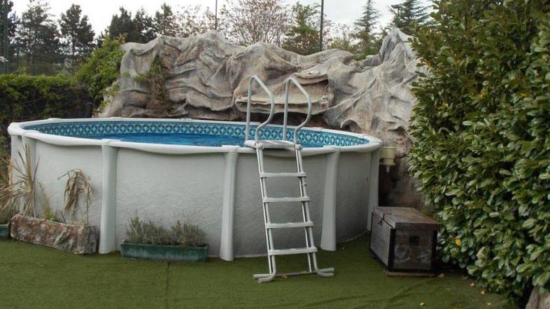 Oprema svingerskega kluba Sun Garden iz Sežane na dražbi