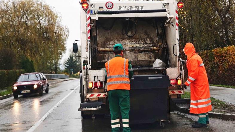 Ljubljana 20.11.2013 odvoz smeti, delavca podjetja Snaga odvazata smeti na obmoc