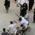 Iranski policisti v civilu so red med protestniki uvajali z lesenimi palicami.
