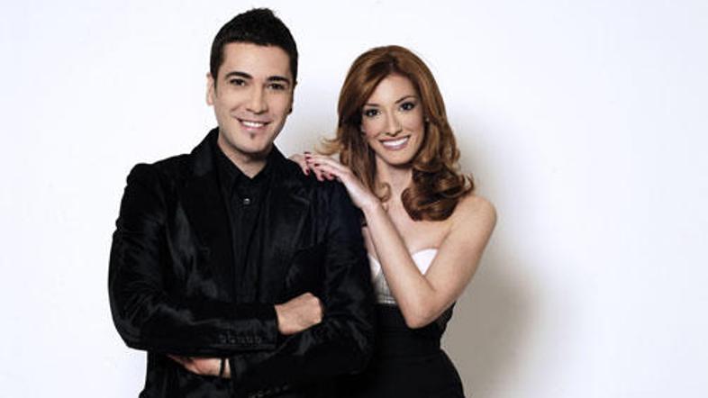 Moški del voditeljskega para je srbski pevec Željko Joksimović, ki je uspešno za