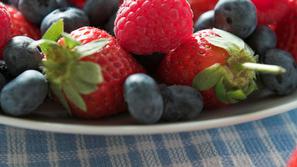 Borovnice, maline in drugi mali zdravja polni sadeži naj vas en dan spremljajo o