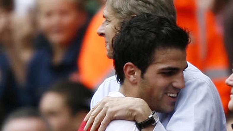 Po poročanju španskega časnika naj bi se Fabregas prihodnje leto ločil od Wenger