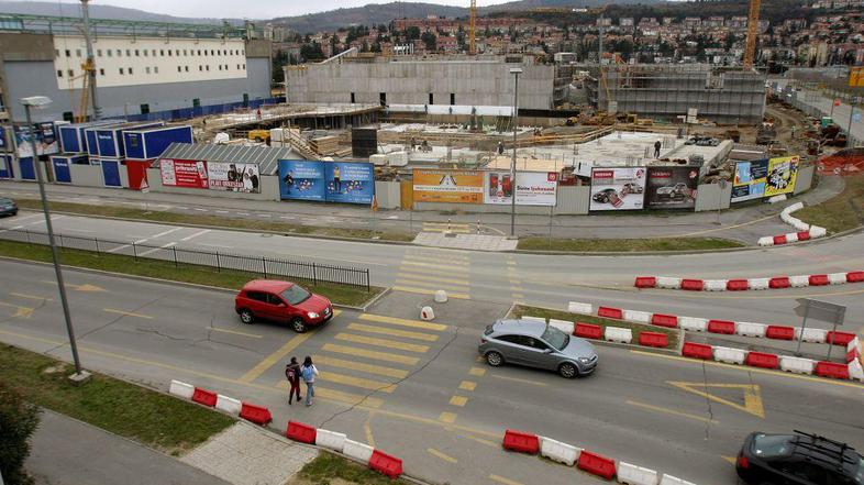 Ena od parcel, na katerih Primorje gradi bazenski kompleks, je na območju, določ