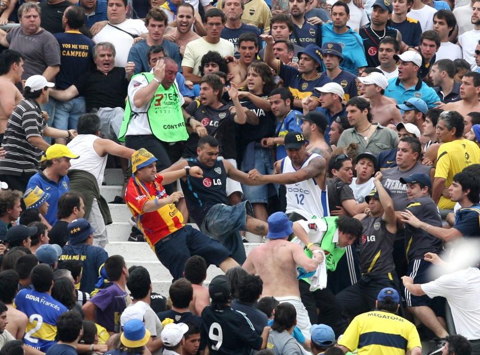 River Plate Boca Juniors derbi Superclasico Argentina varnostnik navijači pretep