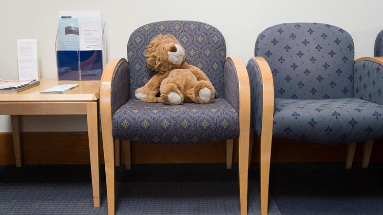 Medvedek na stolu v čakalnici