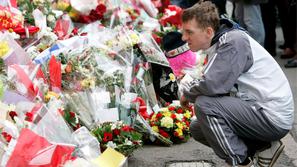 Vsako leto se množica ljudi pokloni žrtvam tragedije iz leta 1989. (Foto: EPA)