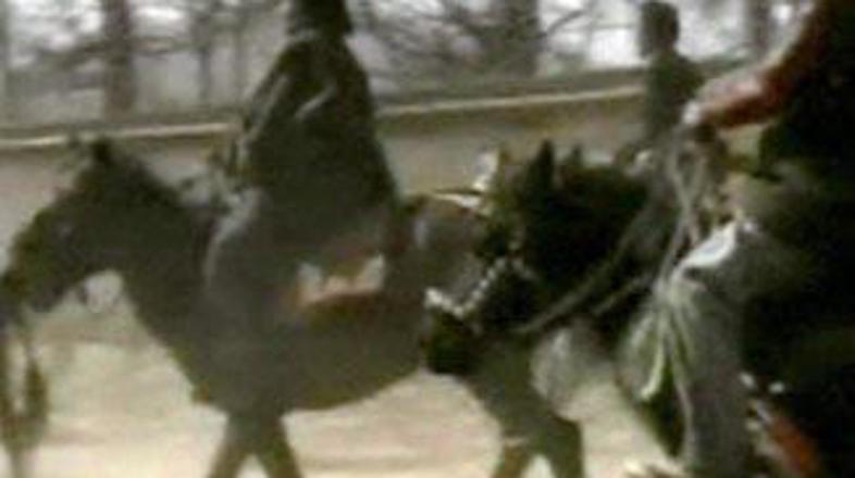 Razjarjeni Tibetanci so s konji napadli kitajsko mesto.