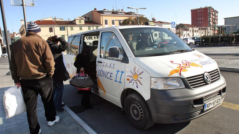 Stranke iščejo tudi na avtobusnih postajah; pod imenom Taxi Sonce so do zdaj voz