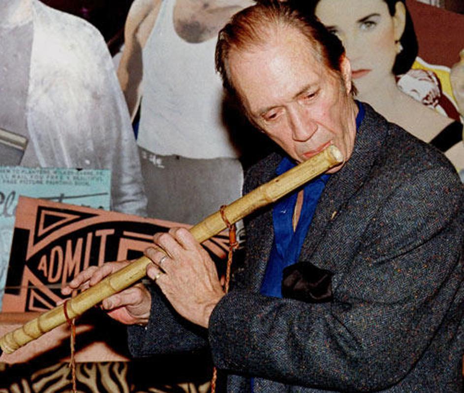 David Carradine med igranjem bambusove flavte, ki jo je igral kot Caine v Kung F