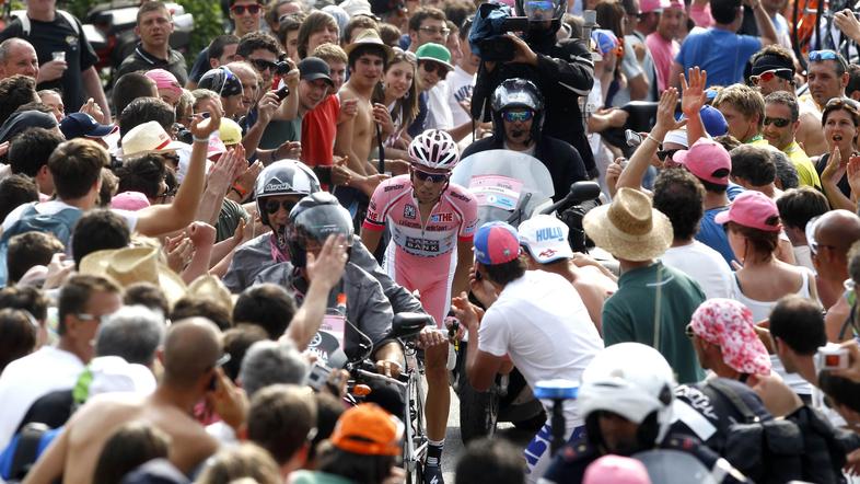 Alberto Contador je z zmago v gorskem kronometru 16. etape dirke po Italiji še p