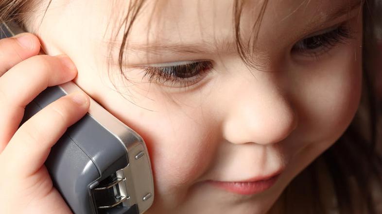 Otroku boste z neprestanim klicarjenjem in preverjanjem pokvarili počitnice. (Fo