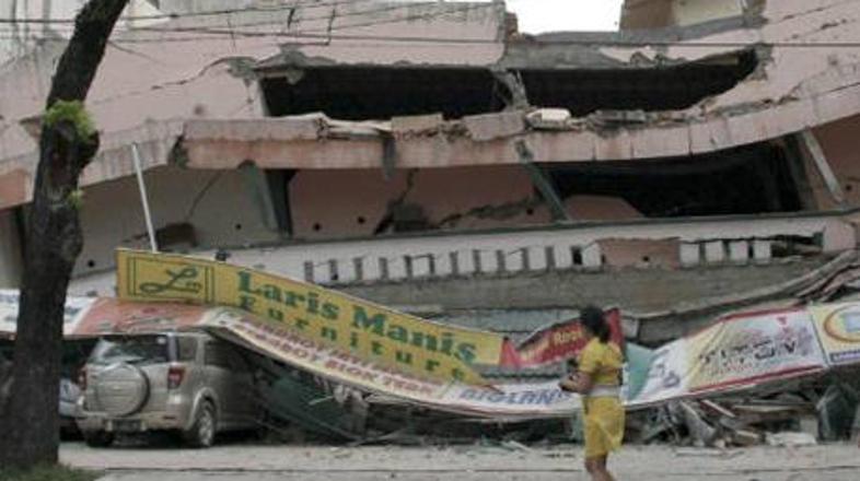 Prvi posnetki iz Padanga kažejo razrušeno mesto, pod kupi ruševin naj bi bilo za