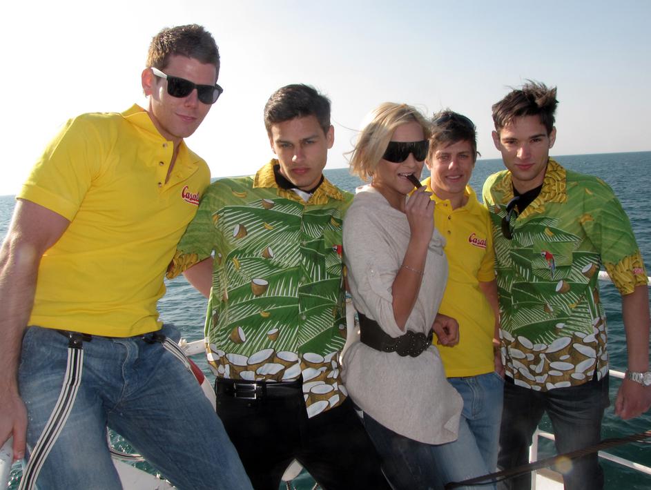 Neža Marolt si je v družbi postavnih mladeničev privoščila slastno čokoladno ban