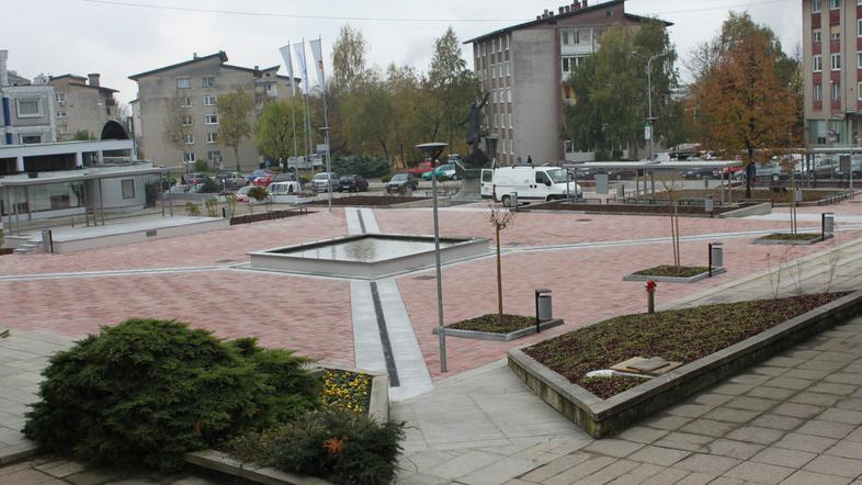Prenovljeni Trg Matije Gubca je včeraj sameval, slovesnost ob odprtju so prestav