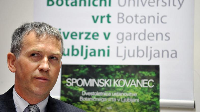 Ob 200-letnici je Jože Bavcon posebej ponosen na dvoevrski kovanec. (Foto: Dejan