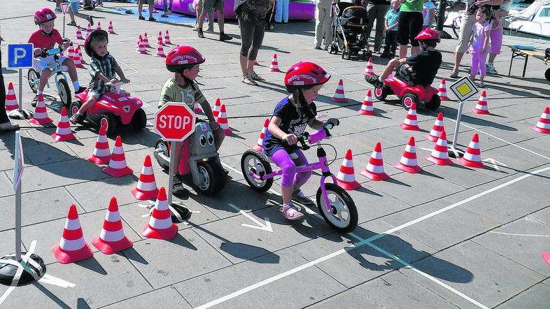 Za to, da se otroci čim prej naučijo ravnati v prometu in zrastejo v varne vozni