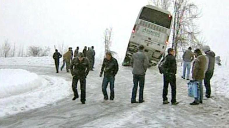 Avtobus je obvisel nad prepadom. Potniki so se rešili skozi okno.