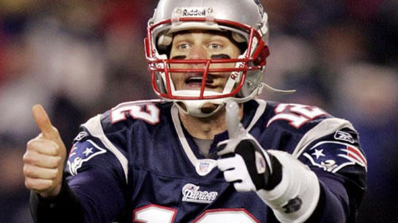 Tomu Bradyju so najprej prestregli tri podaje, nato je vrgel touchdowna za zmago