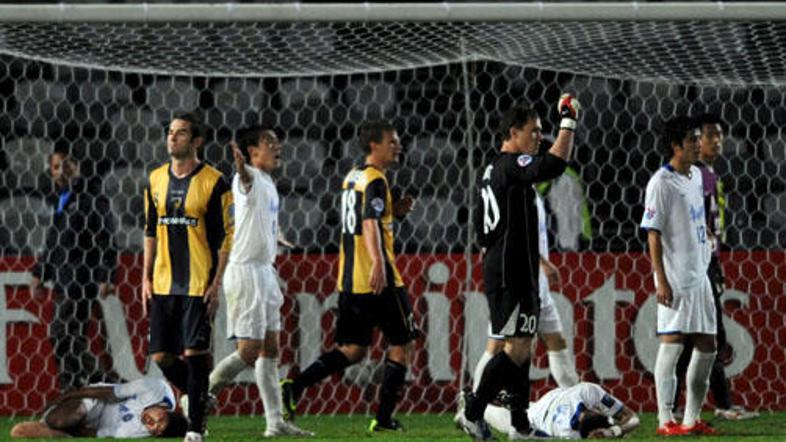 Nogometaša moštva Teda Tianjin sta padla kot pokošena.