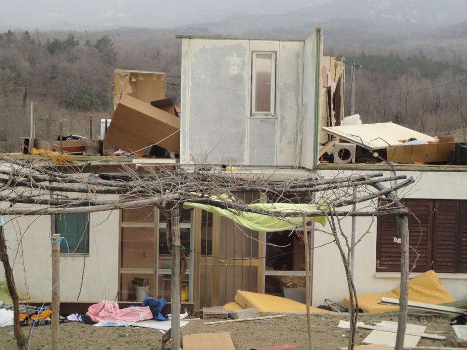 V Šempasu je burja odnesla celotno nadstropje montažne stanovanjske hiše