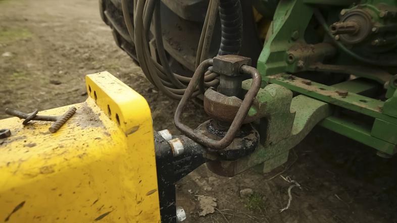 Traktor in prikolica, kmetijski stroj