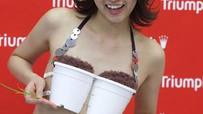 Riž vzgojite v dveh posodicah, ki sta pritrjeni na nedrček. Veselo na delo! (Fot