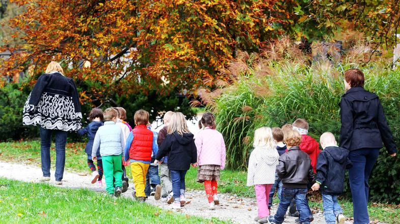 Slovenija 23.10.2013 otroci na sprehodu v parku Tivoli, rekreacija, jesen, narav