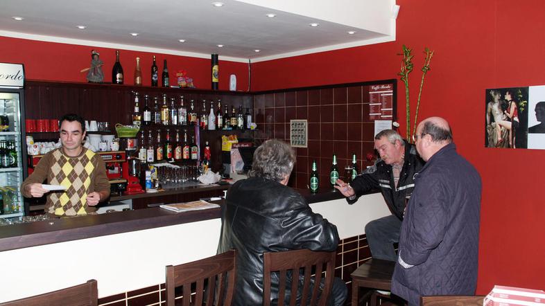 Med našim obiskom v poznem dopoldnevu so bili v lokalu le italijanskigostje. (Fo