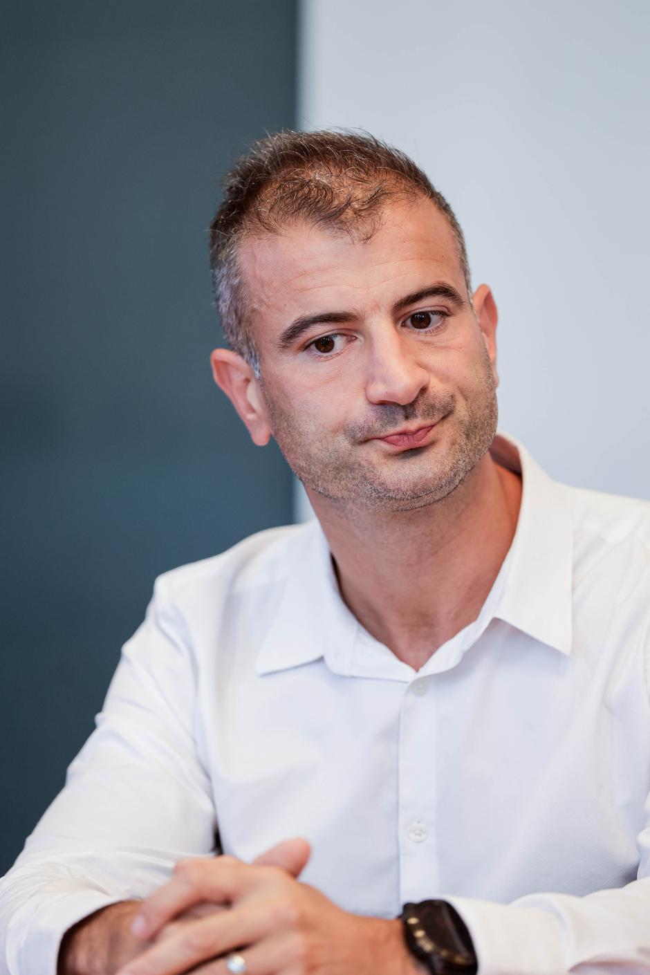 razprava o spletnih prevarah, david gracer | Avtor: Saša Despot