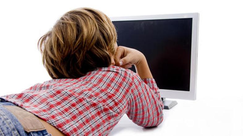 Pazite, da na vaše otroke ne pade televizija s ploskim zaslonom. (Foto: Shutters