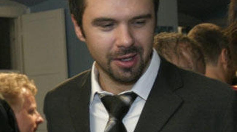 Petar je povedal, da se zaradi svoje višine v kinu ne počuti udobno.