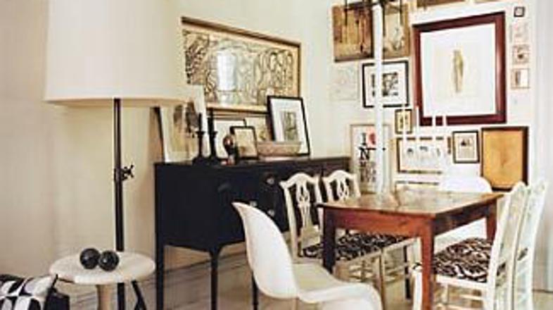 Lesena miza naravne barve in beli leseni ter plastični stoli? Kombinacija, nad k