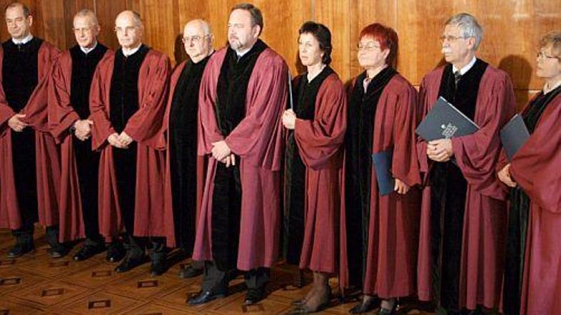 Ustavni sodniki so načrtovani referendum o odvetniški noveli postavili na led.